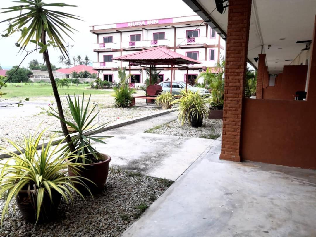 Huda Inn Pantai Cenang  Exterior photo