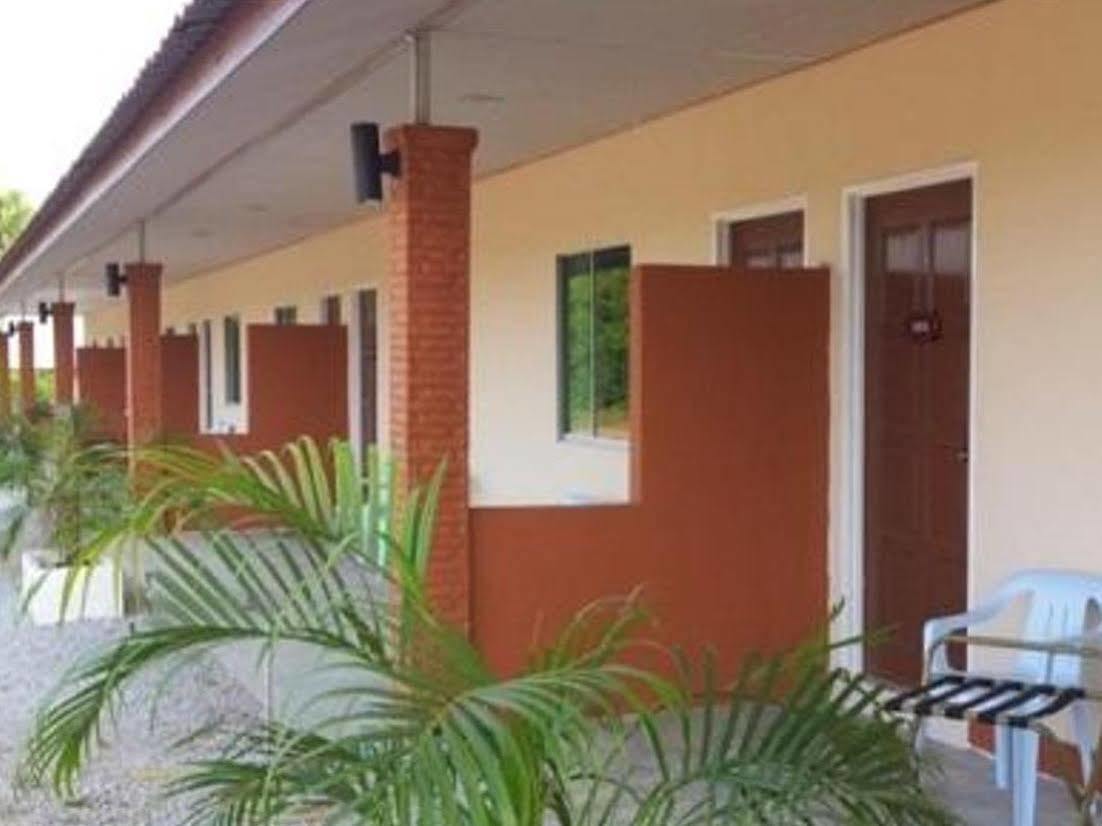 Huda Inn Pantai Cenang  Exterior photo